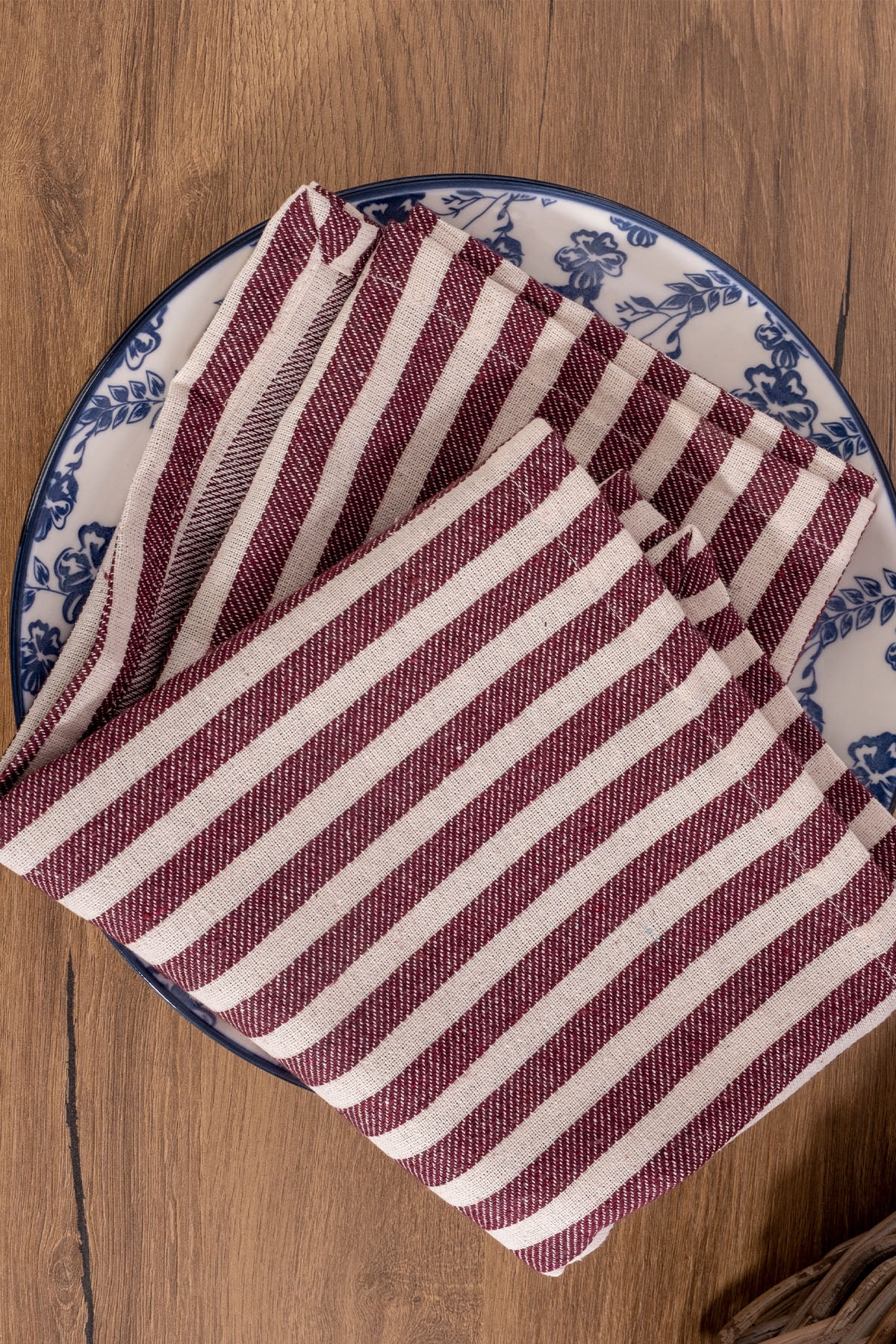 tablecloth, table runner, runners, kitchen linens, kithchen textile, pompom edge
